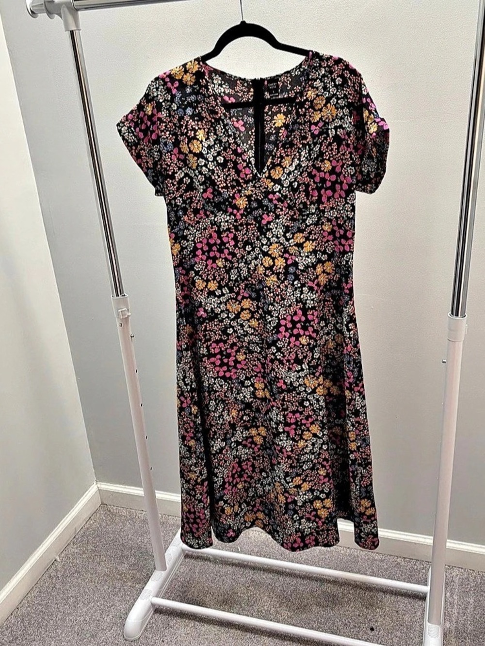 Emery Rose Black Multicolor Floral V-Neck Midi Dress